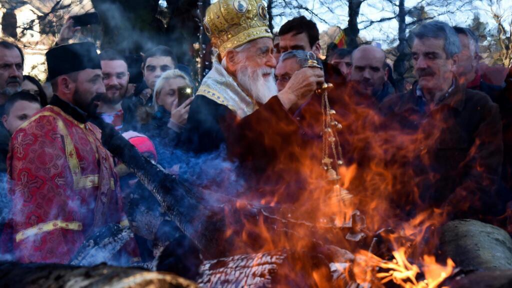 Les croyants orthodoxes du Monténégro célébrant leur réveillon de Noël le 6 janvier 2020.