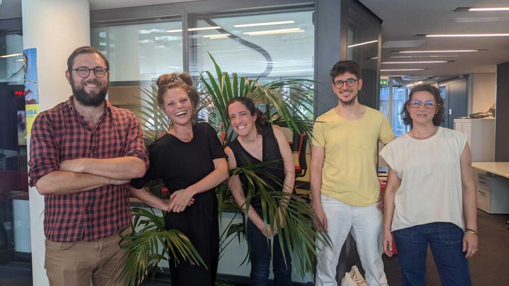 Simon Rozé, Jeanne Lacaille, Lucile Gimberg, Baptiste Bouthier et Audrey Iattoni pour le Club RFI du 7 août 2024