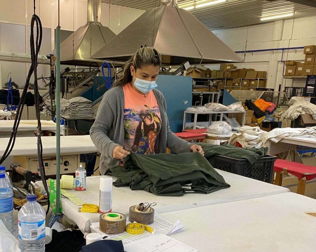 Sidmara Costa trabalhando na fábrica de malhas