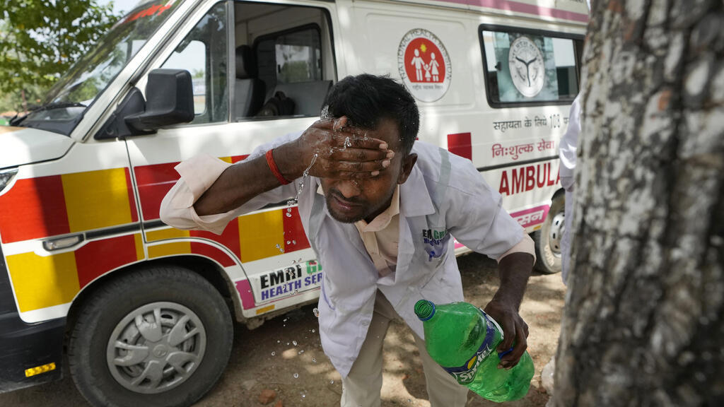 Un ambulancier s'hydrate après avoir dépoé un patient à l'hôpital de Lalitpur, dans l'État d'Uttar Pradesh, le 17 juin 2023.
