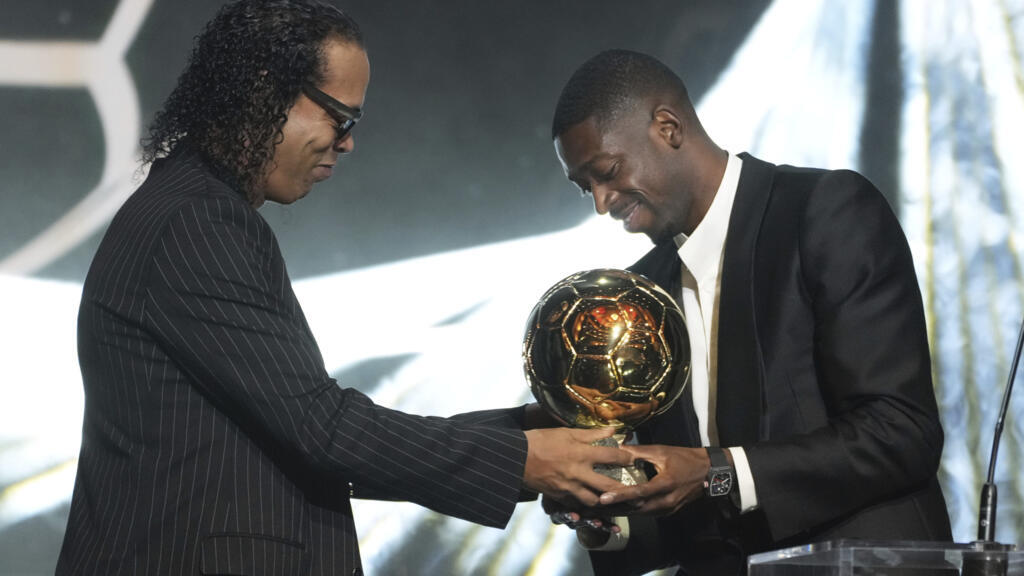 Ronaldinho remet le Ballon d'Or à Ousmane Dembélé (PSG), le 22 septembre 2025, au Théâtre du Chatelet, à Paris.