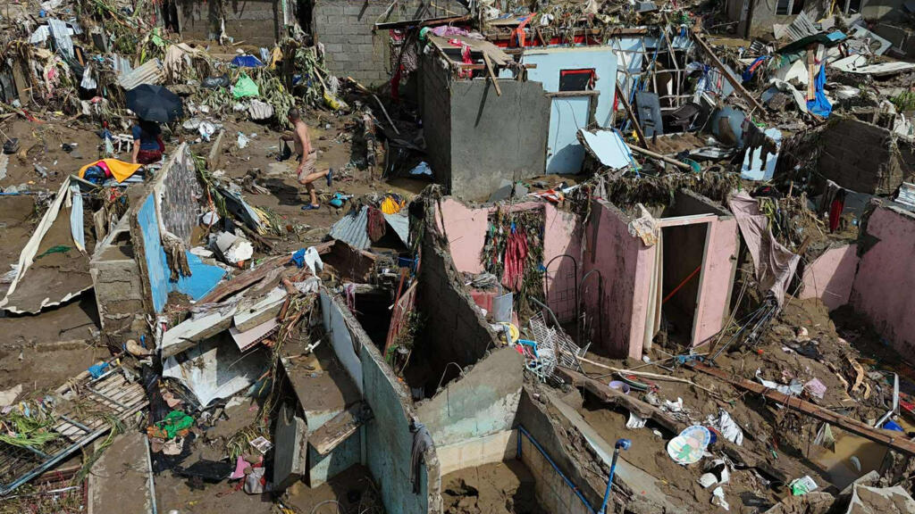 Après avoir fait au moins 140 morts aux Philippines, le typhon Kalmaegi se dirige vers le Vietnam