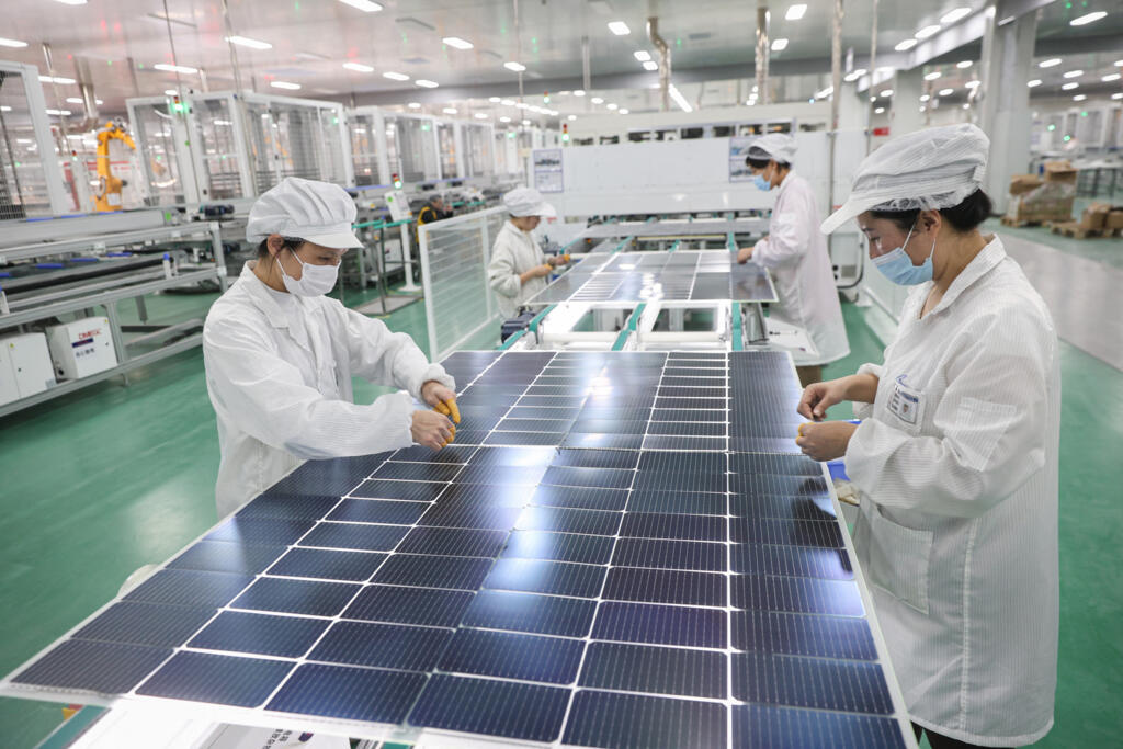 Des employés travaillent sur des modules solaires photovoltaïques qui seront exportés, dans une usine à Lianyungang, dans la province chinoise de Jiangsu (est), le 4 janvier 2024.