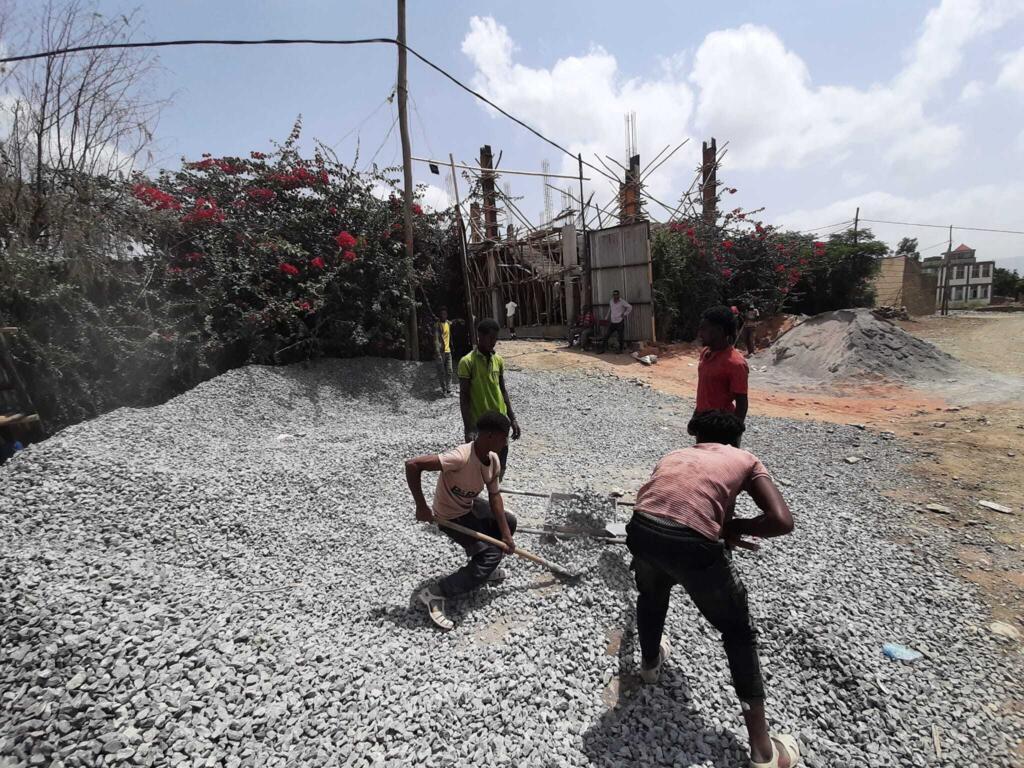 À Mekele, les ouvriers s’activent pour reconstruire, rénover, réparer la ville. Sur la photo, des ouvriers collectent des pierres sur un chantier.
