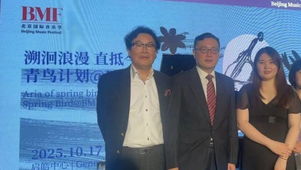 社交媒体平台上流传据称秦刚近日与多人合影的照片,秦刚疑似参加第28届北京国际音乐节活动。 社交媒体平台上流传据称秦刚近日与多人合影的照片,秦刚疑似参加第28届北京国际音乐节活动。
