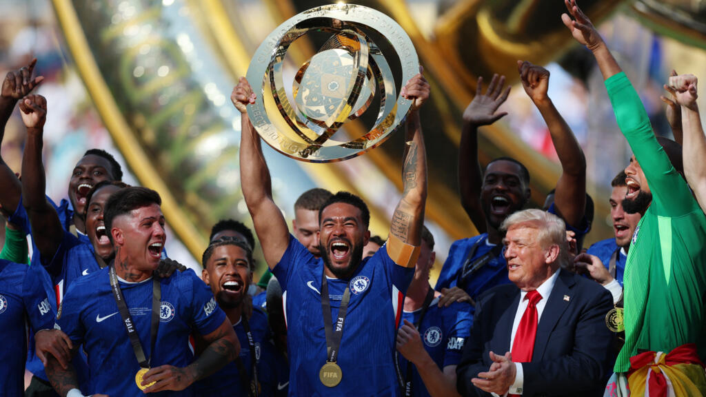 O jogador e capitão do Chelsea, Reece James, levanta o troféu para comemorar com seus companheiros de equipe na presença do presidente dos EUA, Donald Trump.