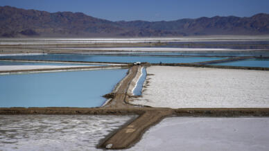 Một mỏ muối ở Nevada, Mỹ, nguồn lithium quý của tương lai năng lượng sạch của thế giới.