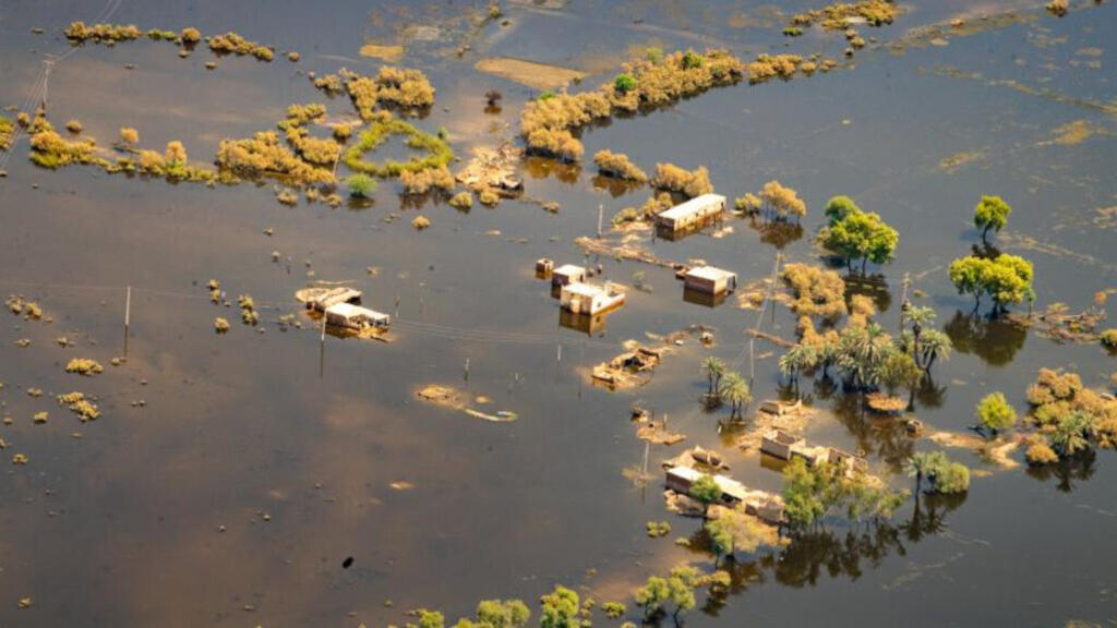 Le Fonds pertes et préjudices est un mécanisme de financement initié par la COP 28 visant à dédommager les préjudices dûs aux catastrophes naturelles, du fait des changements climatiques telles les inondations. Sur la photo :  une vue aérienne des dévastations causées par des inondations catastrophiques au Pakistan en 2022. (Image d’illustration)