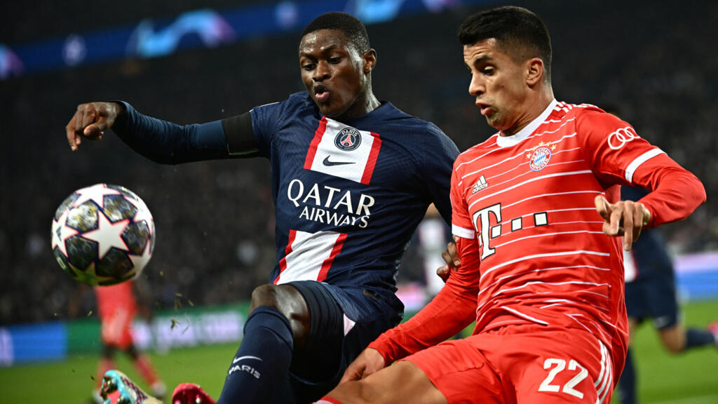 Nuno Mendes (PSG) et João Cancelo (Bayern Munich), lors du match Ligue des Champions, le 14 février 2023. Le Bayern a gagné contre le PSG.