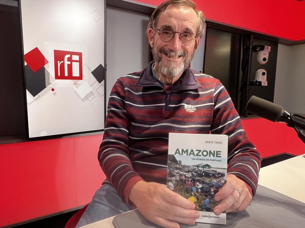 Le géographe Hervé Théry dans les locaux de RFI.