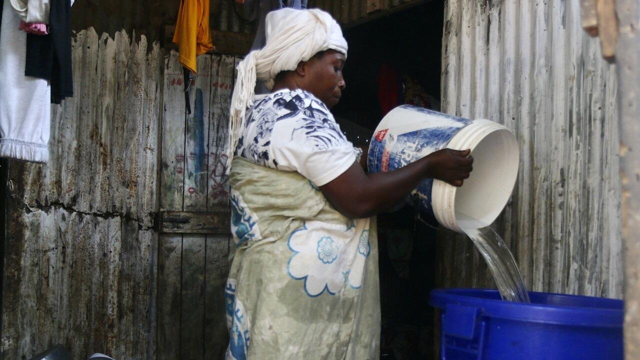 Mayotte: l'eau coupée quatre jours sur cinq, les Mahorais contraints de s'adapter