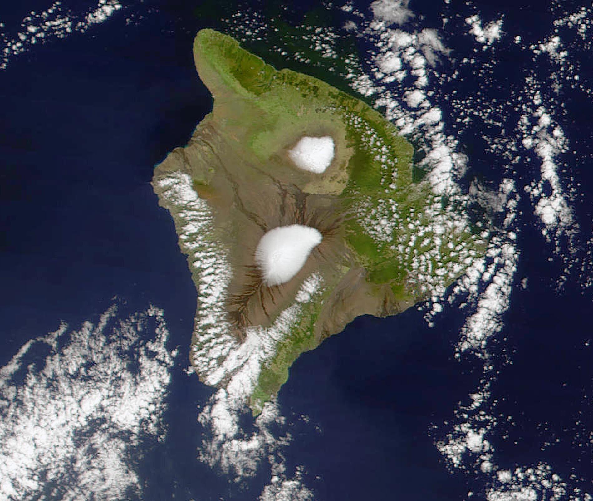 Esta imagen de la NASA de marzo de 2002 muestra la isla de Hawái, con el volcán Mauna Kea (arriba) y el Mauna Loa (abajo), que es el volcán más grande del mundo