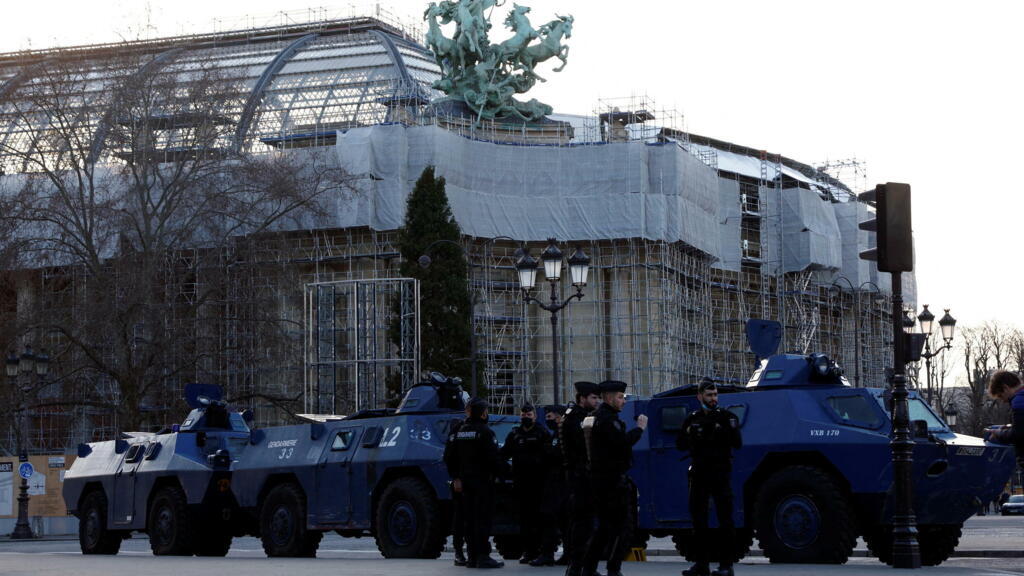 Veículos de guerra foram instalados nos arredores da Champs-Elysées, temendo que os caminhões invadam a avenida mais famosa da França.