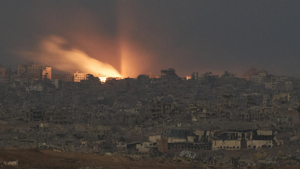 آتش‌سوزی در ساختمان‌های تخریب‌شده در جریان عملیات زمینی و هوایی اسرائیل به شمال نوار غزه / ۶ اکتبر ۲۰۲۵