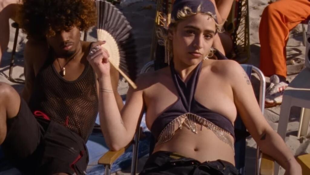 A cantora belgo-portuguesa Blu Samu, no clipe de "Elástico".