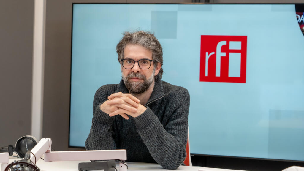 Adunați în 2010 de către solistul și compozitorul Andrei Robin Proca după o călătorie solitară de o săptămână prin Munții Călimani, Robin and the Backstabbers își descriu muzica drept „pop melodramatic”. La 15 ani de activitate, Robin and The Backstabbers ne invită la „Ritualul Primăverii”, la Sala Palatului.