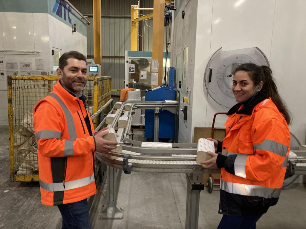 Le directeur général de Lucart SAS, Benoit Cottel, et la cheffe de produit et marketing, Lucie Fresse, devant le robot qui fabrique les paquets d'essuie-mains.