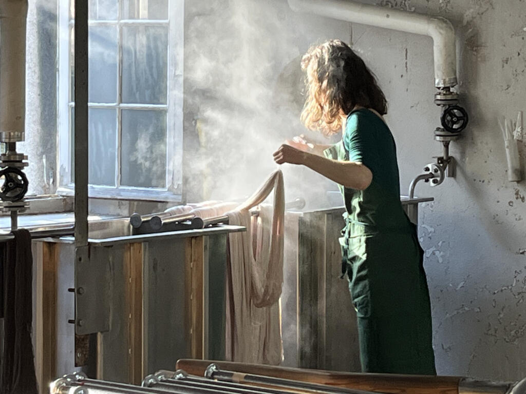 Solène Corlet à l'atelier teinture- manufacture des Gobelins - Mobilier national