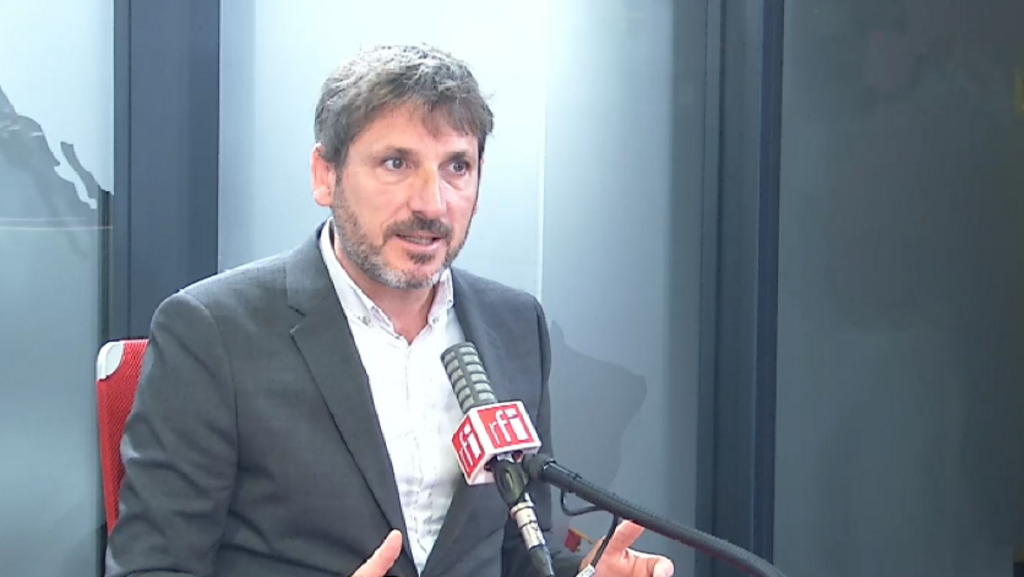 Matthieu Orphelin, dans le studio de RFI, mardi 26 octobre 2021.