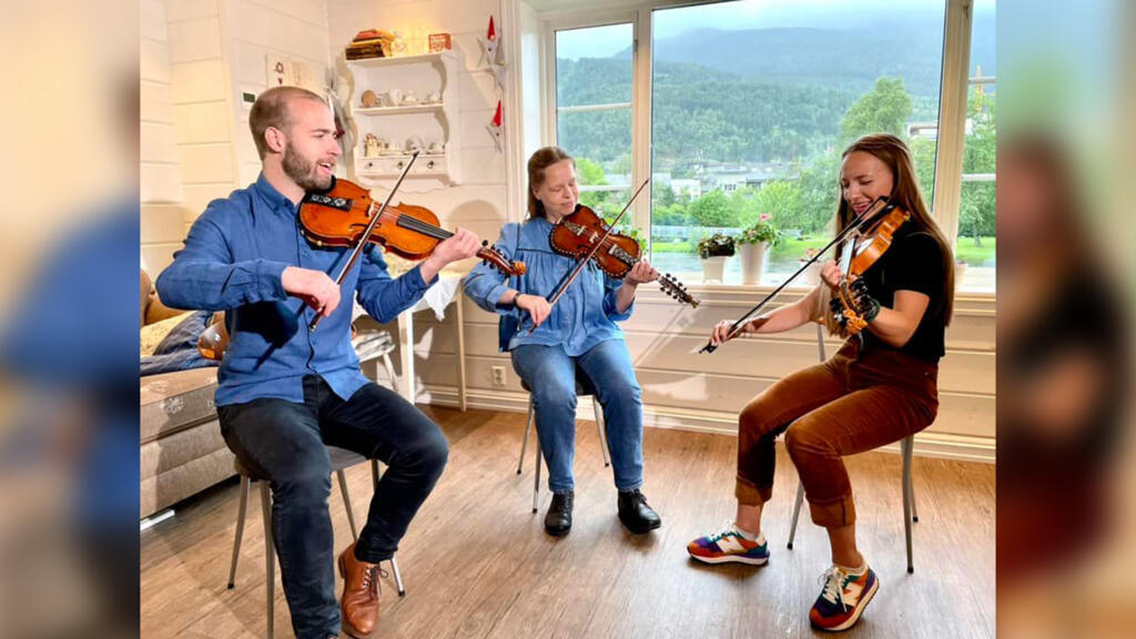 Sivert, Anne et Tuva au trapp Ned.