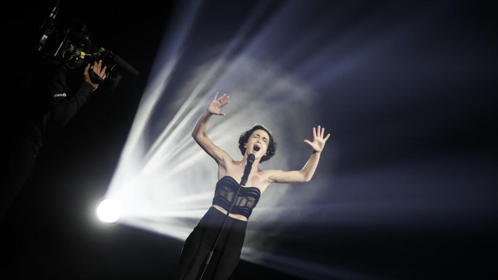 Barbara Pravi, se produit lors des répétitions du Concours Eurovision de la chanson à l'arène Ahoy de Rotterdam, aux Pays-Bas, le vendredi 21 mai 2021.