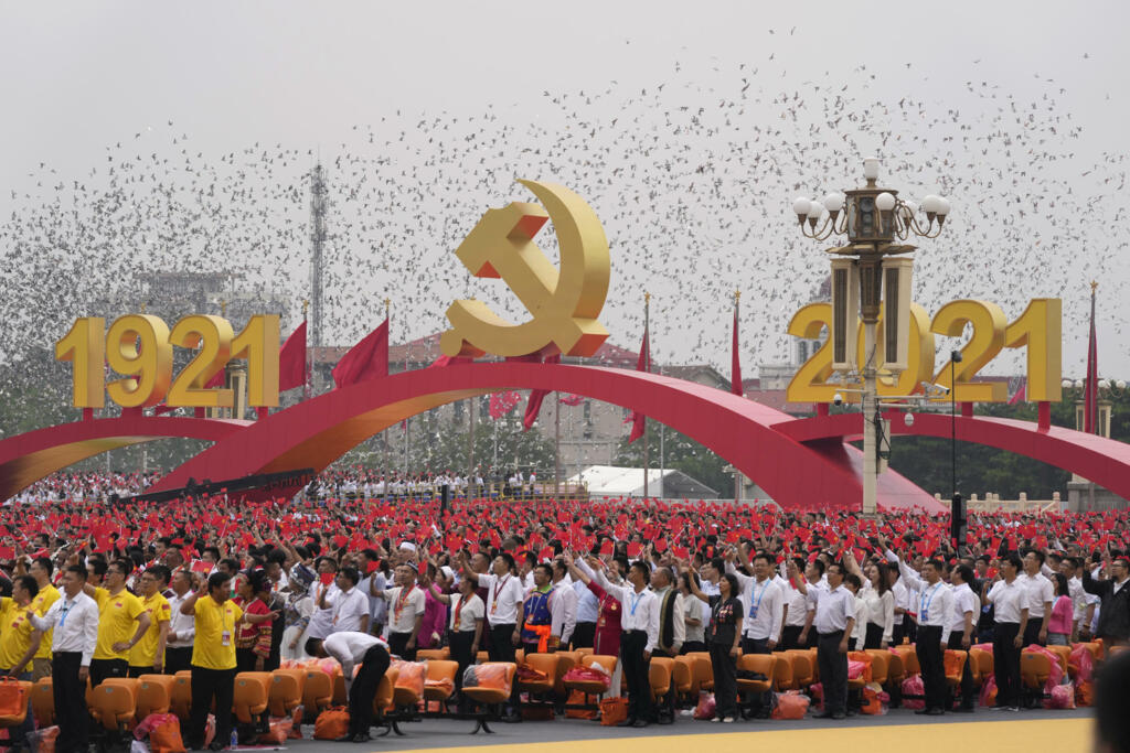 Des milliers de Chinois célèbrent le centenaire du Parti communiste chinois sur la place Tiananmen à Pékin le 30 juin 2021.