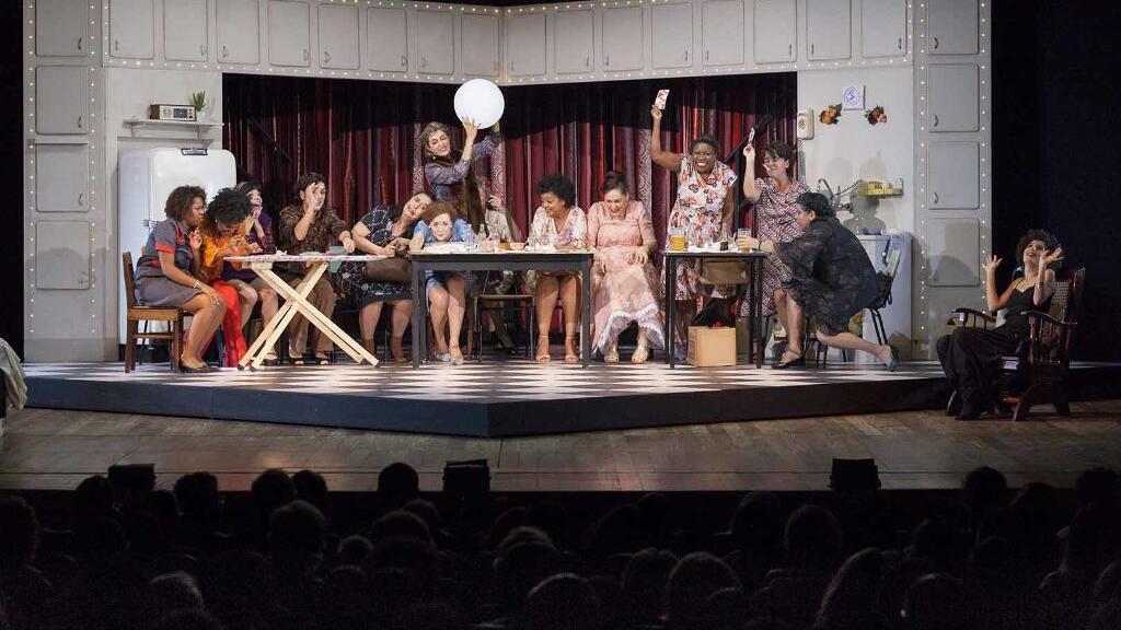 A diretora francesa Ariane Mnouchkine assina a "supervisão" do espetáculo "As Comadres", com 20 atrizes brasileiras e texto do canadense Michel Tremblay, primeira peça inteiramente produzida pelo Théâtre du Soleil fora da França.