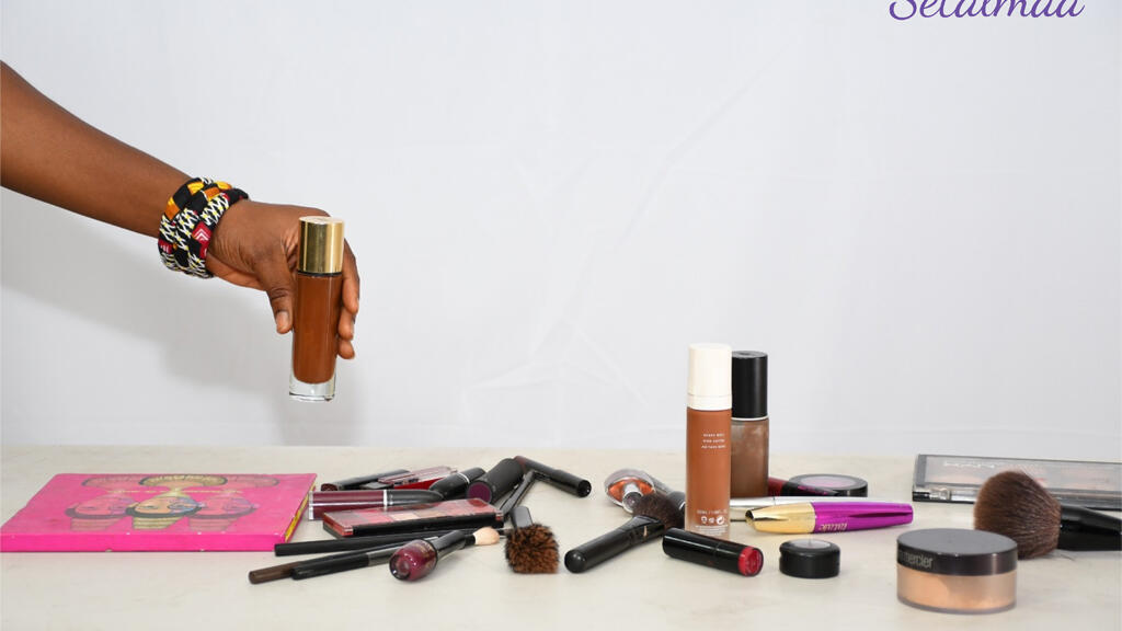 Des produits de beauté destinés à peaufiner son fond de teint.