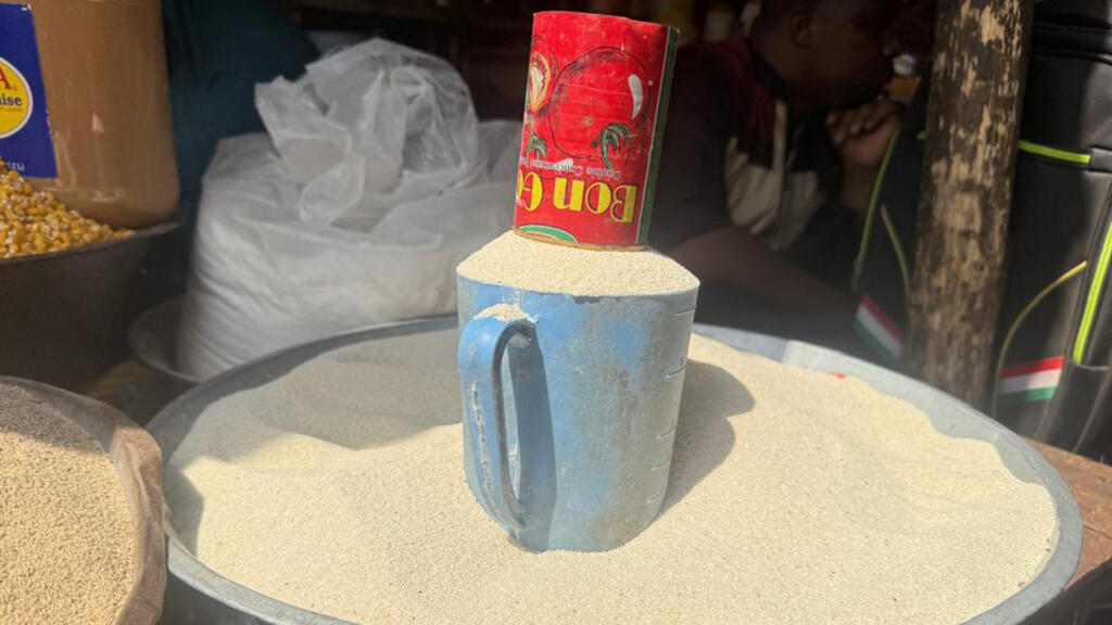 Un étal de fonio au marché de Coyah, en Guinée. Le fonio est une céréale cultivée dans une dizaine de pays ouest-africains.