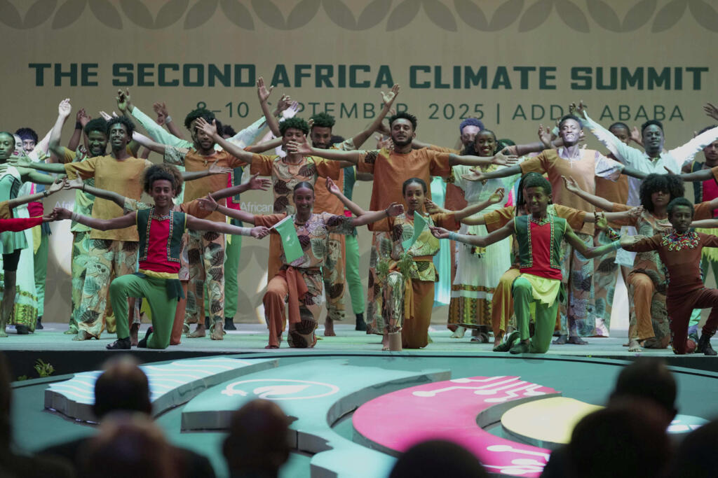 /Com altas taxas de juros e dívidas elevadas, continente africano recebe apenas 2% dos investimentos mundiais em transição ecológica. Na foto, abertura da 2ª Cúpula Africana para o Climat