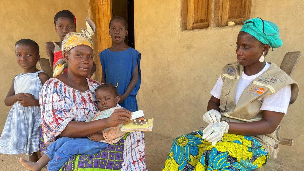 Hélène Dato (à droite) au cours d'une visite à domicile à Gozégouiné 1, son village.