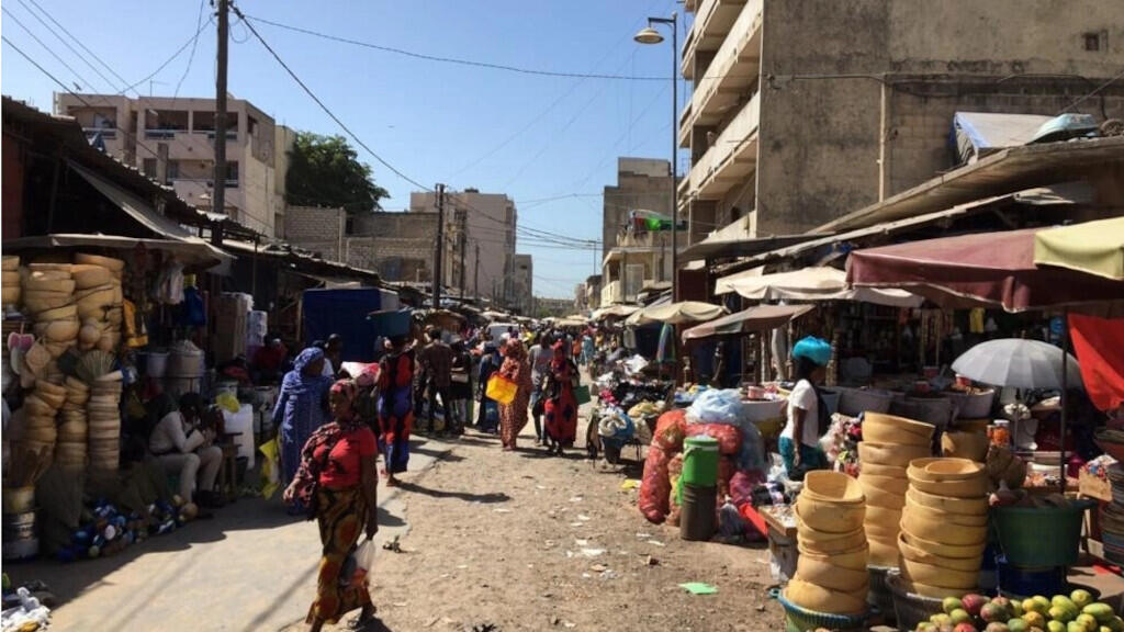 Une rue commerçante à Dakar, capitale du Sénégal.