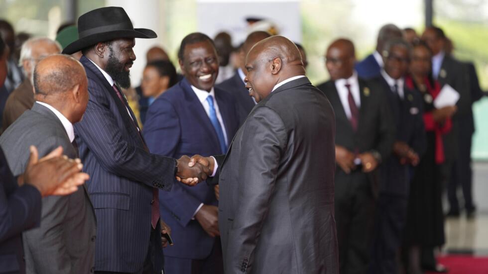 Rais wa Sudan Kusini, Salva Kiir (kushoto) akisalimiana na  Pagan Amum, Mei 9, 2024 in Nairobi, Kenya.