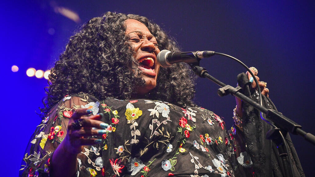 La chanteuse américaine Thornetta Davis sur scène, le 24 mai 2022, pendant la 41e édition de Jazz sous les Pommiers.