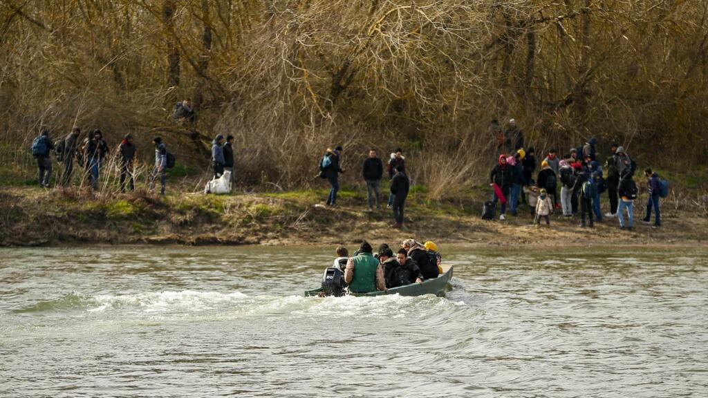 Des migrants marchent du côté grec tandis que d'autres arrivent sur des bateaux gonflables depuis la Turquie en traversant le fleuve Evros près de la porte frontière de Pazarkule à Edirne, en Turquie, dimanche 1er mars 2020. (Photo d'illustration)
