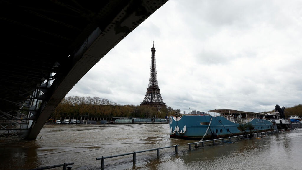 A primavera de 2024 em Paris tem sido marcada por fortes chuvas que dificultam a despoluição do rio Sena.