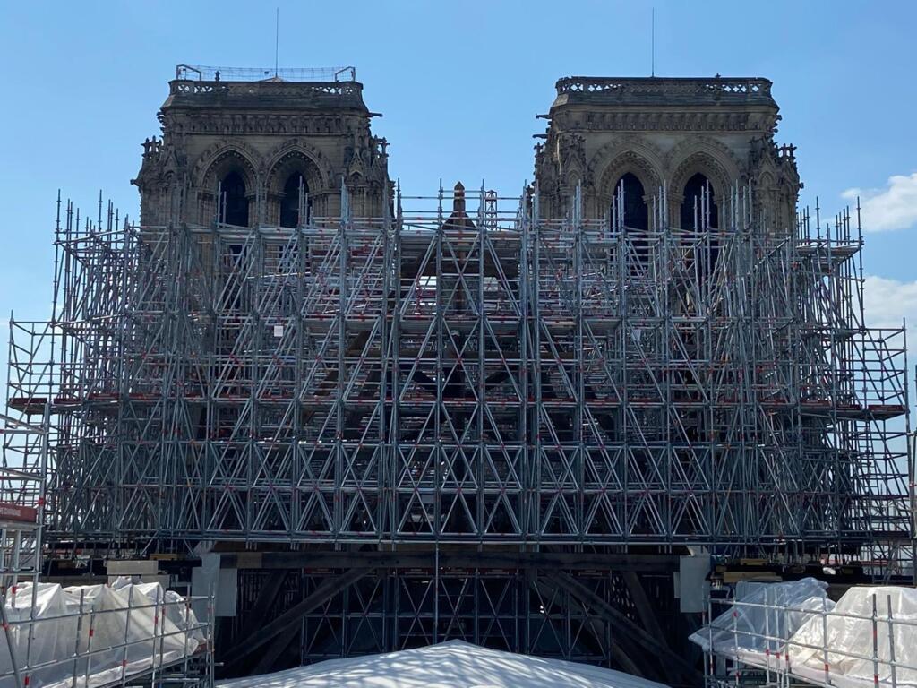 Échafaudage extérieur sur le chantier de Notre-Dame de Paris.