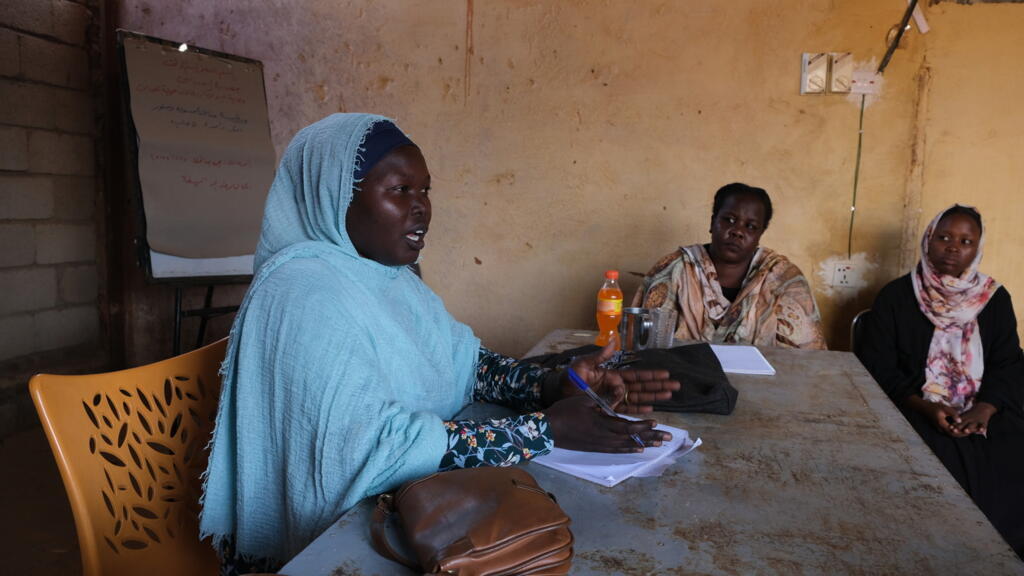 Des femmes participent aux débats organisés par l'association "Aide personnelle". "Cinq mères du quartier ont obtenu leur baccalauréat cette année", se félicite Asmaha qui anime les débats. A Umbada, banlieue de Khartoum, le 17 octobre 2022.