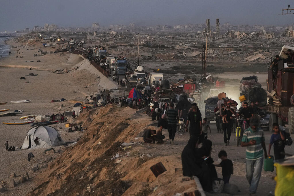 Wakimbizi wa Palestina wakati wakiondoka katika Mji wa Gaza kufuatia oparesheni za ardhini za jeshi la Israel. 16 Septemba 2025.