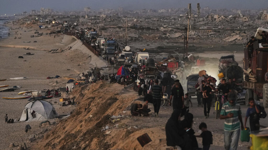 فلسطینی‌های آواره در شمال غزه در امتداد جاده ساحلی به سمت جنوب فرار می‌کنند، ۱۶ سپتامبر ۲۰۲۵