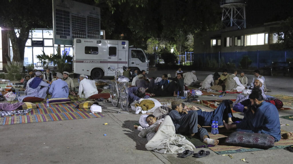 Séisme en Afghanistan: le bilan monte à 2200 morts, des villages isolés toujours sans secours