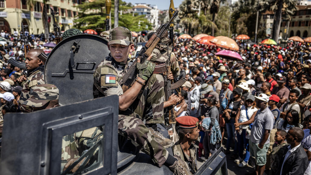 Crise à Madagascar: «Les militaires ont contribué à changer la donne, mais leur place n'est pas au gouvernement»