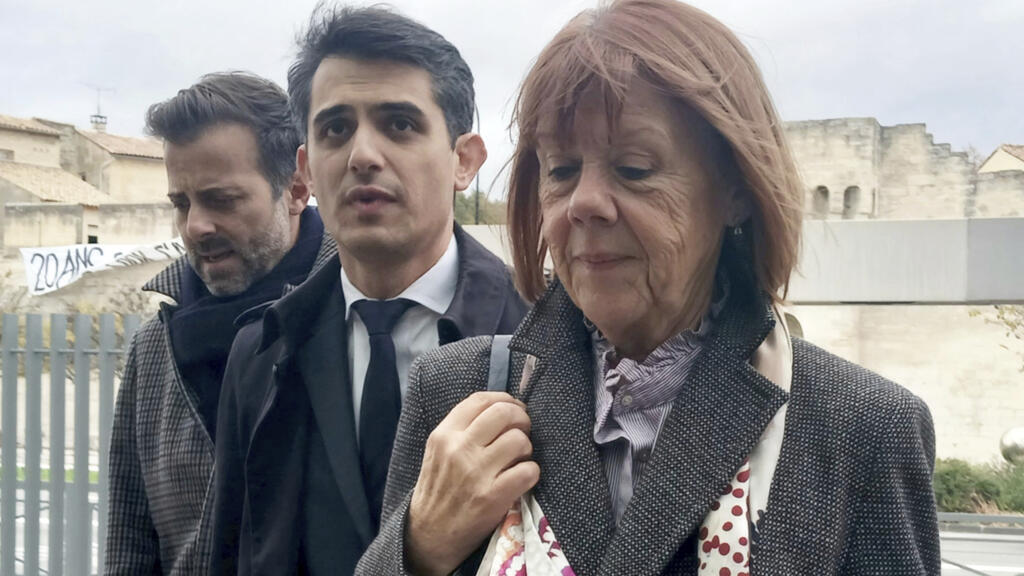 Gisèle Pélicot, à droite, arrive avec les avocats Antoine Camus, à gauche, et Stéphane Babonneau au palais de justice après une pause lundi 25 novembre 2024 à Avignon, dans le sud de la France, après que le procureur a demandé la peine maximale possible pour viol aggravé, 20 ans, contre Dominique Pélicot, désormais ex-mari de Gisèle Pélicot.