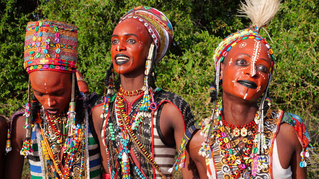De jeunes hommes d'une tribu M'Bororo pendant une danse de la cérémonie du Guéréwol, une célébration annuelle qui permet de séduire les femmes éligibles au mariage ou à l'amour. À Dourbali, Tchad, le 16 octobre 2025.