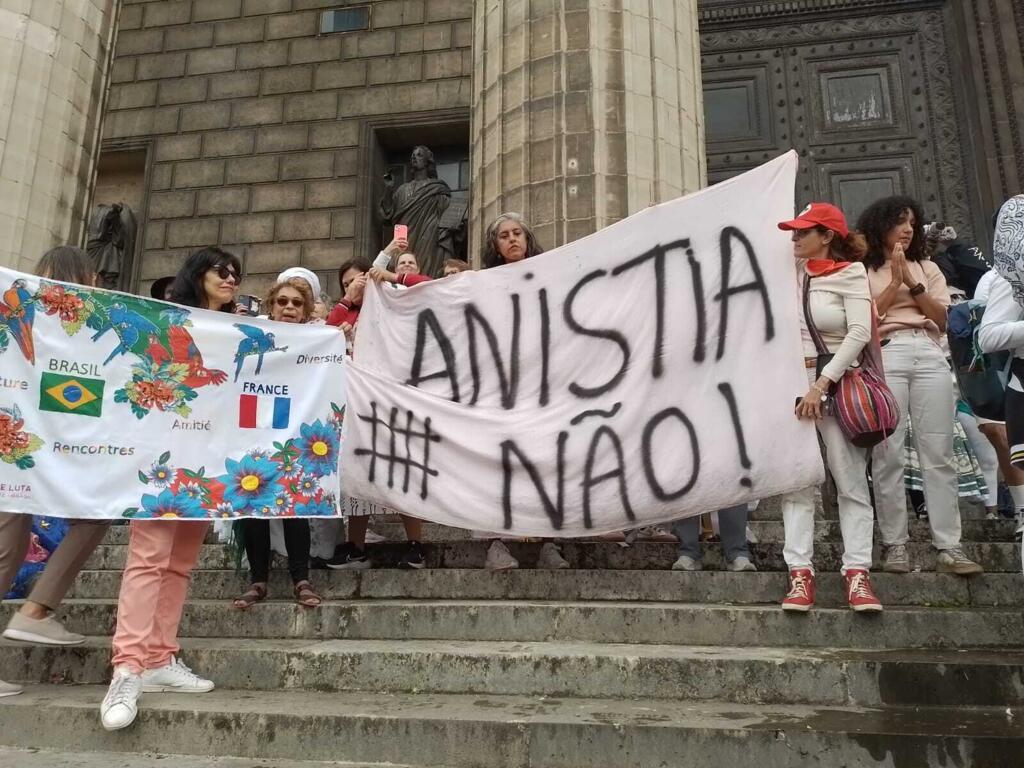 Além de festejar, parte do público aproveitou o evento também para se manifestar politicamente. Ao longo do cortejo, um grupo apartidário ostentava cartazes com a frase "Sem Anistia", em referência ao julgamento da tentativa de golpe de Estado no Brasil.