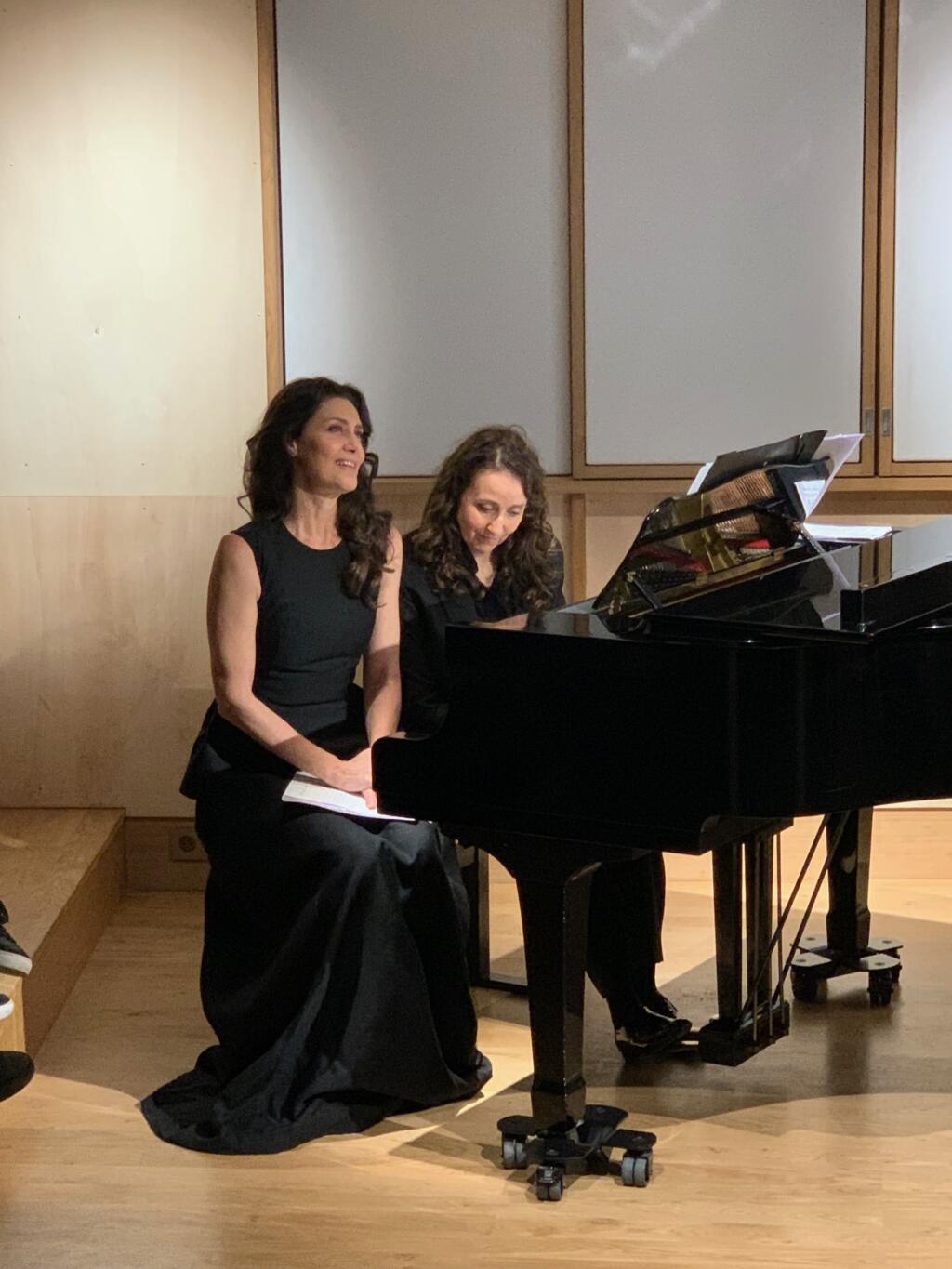 A atriz Maria Fernanda Cândido e a pianista Sonia Rubinsky no espetáculo "Clarice, Ballade au-dessus de l'Abîme".