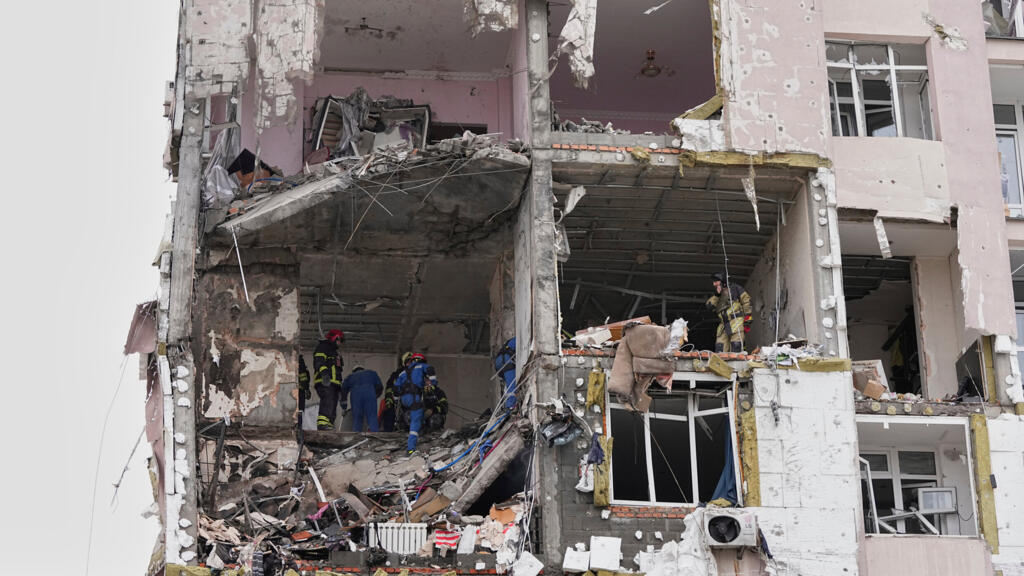 La Russie lance une vaste attaque de drones sur Kiev avant une rencontre Zelensky-Trump