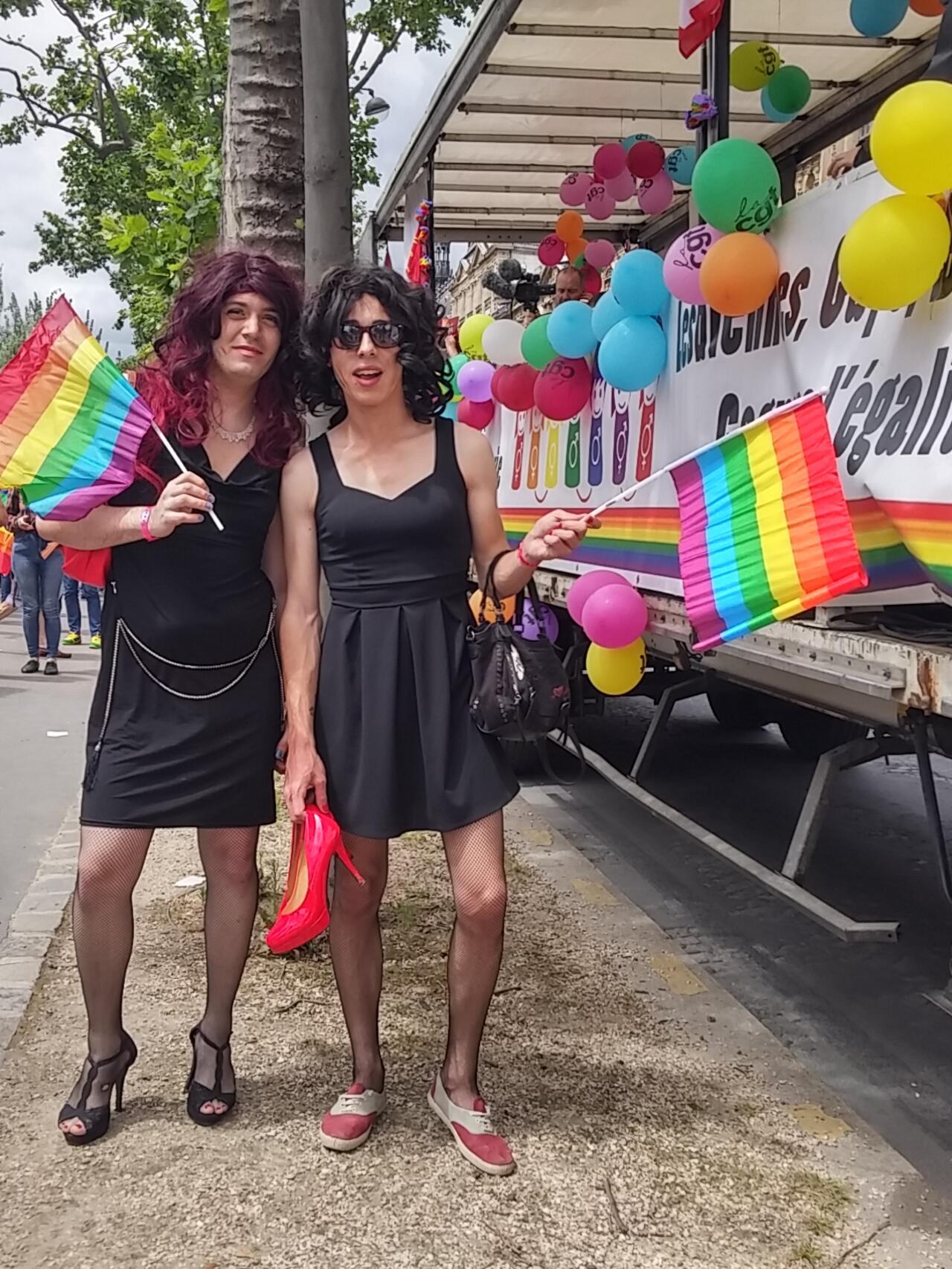 Садақ татуировкасы бар порно актриса Қарау: Әкесі қызын жыныстық қатынасқа мәжбүрлейді