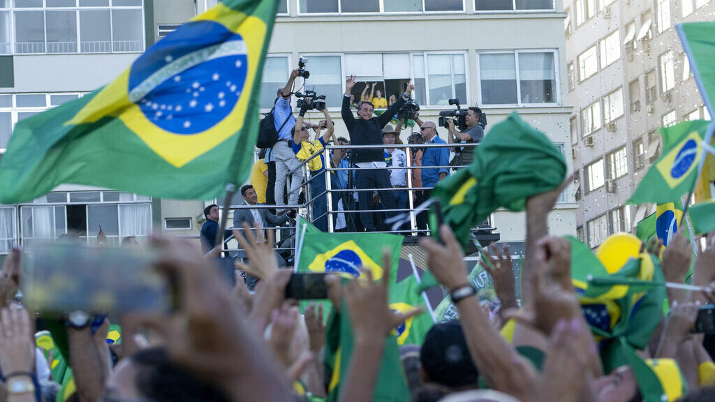 Presidente brasileiro, Jair Bolsonaro, transforma ato pelo 7 de Setembro no Rio de Janeiro em campanha eleitoral.