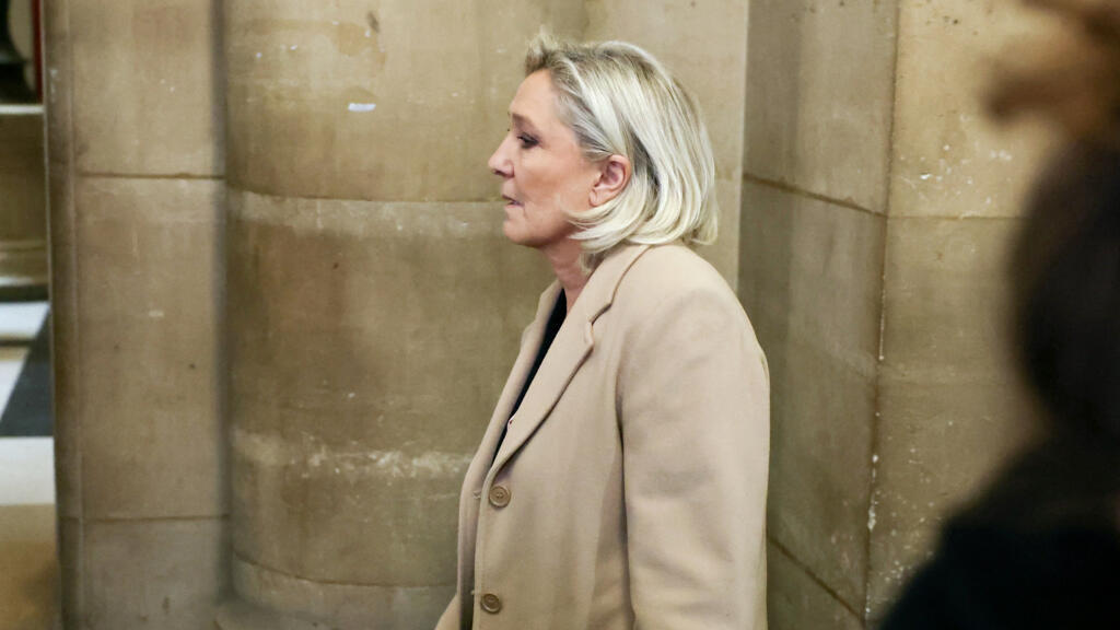 France: au premier jour de son procès en appel, Marine Le Pen réoriente légèrement sa défense